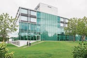 Die Spitalleitung plant, rund 3000 Quadratmeter an Büro- und Verwaltungsflächen in einem Neubau unterzubringen. Dieser soll südlich des Hauptgebäudes zu stehen kommen. (Bild: Patrick Hürlimann (Baar, 13. September 2017))