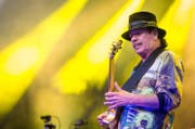 Gitarrist Carlos Santana (heute 70) während eines Konzerts vom 16. Juli 2016 in Stuttgart. (Bild: Christoph Schmidt/Keystone)
