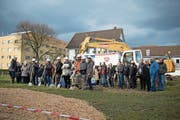 Erster Schritt: Der Spatenstich für den Neubau erfolgte am Freitag. (Bild: Corinne Glanzmann (Nebikon, 2. Februar 2018))