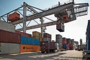 Container-Verlad am Rheinhafen Kleinhüningen: Die Exporte in die USA steigen seit Jahren stark an. (Bild: Gaetan Bally/Keystone (Basel, 29. März 2011))