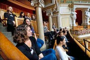 Eine Schulklasse bei der Besichtigung des Bundeshauses in Bern. (Bild Archiv Eveline Beerkircher/Neue LZ)