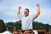 Andreas Ulrich gewinnt das Bergkranzfest auf Rigi Staffel und wird von Kollegen auf den Schultern über den Platz getragen. (Bild: Dominik Wunderli / Neue LZ)
