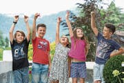 Sie sind vom Fidget Spinner begeistert: (von links) Julian Niederer, Leo Schnyder, Linda Niederer, Anne-Sophie Schnyder und Marc Schnyder. (Bild: Dominik Wunderli (Horw, 30. Mai 2017))