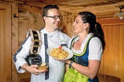 Christian Halter und seine Frau Angelika (im bayrischen Dirndel, keine Obwaldner Tracht) mit den Hindersi Magronen im Landgasthof Grossteil am Freitag, 13. Mai 2016 in Giswil. (Bild: Philipp Schmidli / Neue LZ)