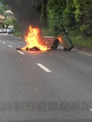 Auf der Obergrundstrasse brannte ein Container mitten im Feierabendverkehr. (Bild: Radio Pilatus-Hörer Marcel aus Ebikon)
