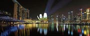 Schön, aber teuer: Singapur. Die Aufnahme zeigt die Skyline der Stadt mit Helix-Brücke (links), Art Science Museum (Blumenform in der Mitte) und Finanzdistrikt (rechts). (Bild: Getty/Suhaimi Abdullah)