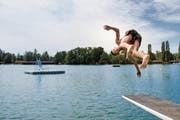 Remy Baume springt im Strandbad Sursee in den Sempachersee. Dieser hat wie alle Luzerner Gewässer eine sehr gute Badewasserqualität. (Bild: Corinne Glanzmann (16. Juli 2017))