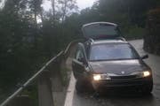Das Auto kollidierte am Klausenpass mit den Kolonnensteinen. (Bild: pd)