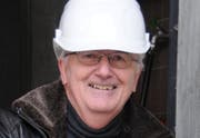 EWO-Verwaltungsratspräsident Hans-Jörg Bechter löst die Sprengung aus. (Bild pd)