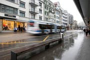 Die Haltestelle Steinhof an der Bahnhofstrasse in der Stadt Zug. Die Bänke sind noch da, genutzt wird die Haltestelle nicht mehr. (Bild Stefan Kaiser)