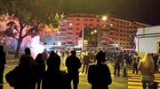 16. August 2014: Wüste Ausschreitungen zwischen FC-Zürich- und FCL-Anhängern beim Bundesplatz Luzern, fünf Polizisten werden verletzt. Seither hat die Luzerner Polizei an Spieltagen die Einsatzkräfte verstärkt. (Bild: Leserbild)