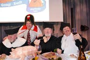 Bild vom Gnagi-Essen 2014: Landschryber Urs Liechti (rechts) mit dem inzwischen verstorbenen Gnagivater Ruedi Bürgi (ganz links). In der Mitte Schatzmeister Hans Pfister, hinten Herold Charlie Bösch. (Bild: Hugo Bischof / Neue LZ)