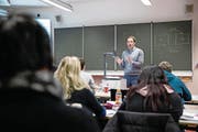 Dozent Andreas Hirner vermittelt Laien an einer privaten Rechtsschule juristisches Grundwissen. (Bild: Philipp Schmidli (Luzern, 6. Dezember 2016))