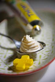 Ein Löffel voller Mayonnaise. Das Bild entstand am Freitag, 6. Mai 2016. (Pius Amrein / Neue LZ) Wirtschaft, Lebensmitte. Mayonnaise (Bild: Pius Amrein (Neue LZ) (Neue Luzerner Zeitung))