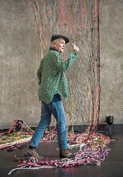 Künstlerin Vera Staub (59) mit ihrer Installation in der Maihofkirche. (Bild: Dominik Wunderli (Luzern, 26. April 2017))