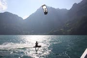 Auf dem Urnersee gibt es bald mehr Platz für Kitesurfer. (Bild: pd/Andreas Hofer)