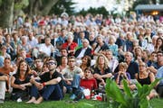 Von neugeboren bis graumeliert: Das Publikum auf dem Inseli ist bunt durchmischt. (Bild Philipp Schmidli)