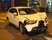 Die Front des Autos ist beim Unfall stark beschädigt worden. (Bild: Zuger Polizei (Zug, 8. Februar 2018))