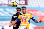 Der Luzerner Daniel Follonier vor Matias Vitkieviez vom FC Servette. (Bild: Martial Trezzini, Keystone, Genf 16.09.2017)