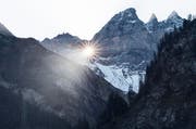 Die Sonne scheint durchs Martinsloch. (Bild: Keystone Screenshot Video)