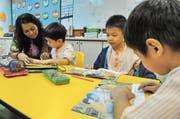 Eine Gruppe Fünfjähriger übt in der Vorschule das Lesen. (Bild: Roslan Rahman/AFP (Singapur, 25. Mai 2010))