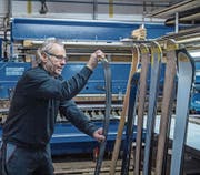Skiproduzent René Unternährer in seiner Werkstatt. (Bild: Pius Amrein (Doppleschwand, 14. Dezember 2017))