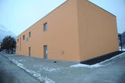 Die beschädigte Fassade des neuen Jugendkulturhauses. (Bild: Kapo Nidwalden)