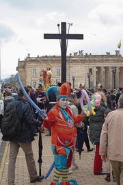 Osterstimmung zwischen Christentum und Karneval. (Bilder: LSO und Simon Bordier)