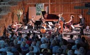 Milder Duft haufenweise frischen Heus umwehte das Ensemble Chamäleon am ersten Sommerklänge-Konzert in der Scheune des «Hof» in Oberwil bei Cham. Die Tenne war bis auf den letzten Platz besetzt. (Bild: Andreas Faessler (9. Juni 2017))