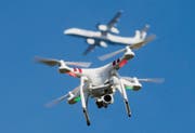 Gefährlich: Drohnen rund um Flughäfen. (Bild: A3929/_JULIAN STRATENSCHULTE (DPA dpa))