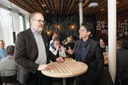 Regierungsrätin Maya Büchi im Gespräch mit Parteipräsident Hans-Melk Reinhard. (Bild: Oliver Mattmann (Wilen, 20. Januar 2018))