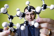 Der Erfinder Lars Rominger wird als «innovativster Unternehmer» ausgezeichnet.Bild: Werner Schelbert (Zug, 4. November 2016)