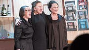 Von links: Mirta Mock (gespielt von Hedwig Nietlisbach), Hedi Noser (Rita Pföstl) und Selma Renner (Miriana Huber) auf der Bühne im Pfarreisaal St. Johannes Zug. (Bild: Werner Schelbert (17. Februar 2018))