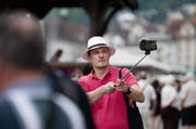 Ein Tourist mit Selfie Stick bei der Kapellbrücke in Luzern. (Bild: Corinne Glanzmann / Neue LZ)