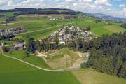 Blick auf das Dorf Buttisholz mit dem Hochwasserrückhaltebecken Fürti. (Archivbild René Meier)