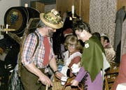 Helen und Ferdi Zgraggen als Weinbauern. (Bild pd)