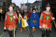 Der entführte Bruder Fritschi (2. von links) am Morgenstraich 2008 in Basel. (Bild Remo Nägeli/Neue LZ)