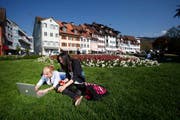 Kabelloses Surfen im Internet mit WLAN. (Bild Stefan Kaiser/Neue ZZ)