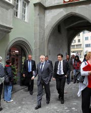 Ein rares Bild aus dem Jahr 2010: Viktor Vekselberg (vorne) unterwegs in der Zuger Altstadt. Links im Hintergrund Ex-Botschafter Thomas Borer. (Bild: Manuela Jans / Neue ZZ)