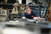 Hermann Wenger entwickelt mit seiner Firma Dynaroads fahrbare Leitplanken. (Bild: Stefan Kaiser (Oberrüti, 11. April 2017))