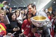 Roger Federer geniesst das Bad in der Menge. (Bild: Ennio Leanza / Keystone (Zürich, 30. Januar 2018))