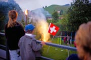 «Unerwünscht» oder ein toleriertes «Ventil»: Einzelne Gemeinden empfehlen ihren Bürgern, auf private Feuerwerke zu verzichten (Symbolbild). (Bild: Keystone)