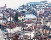 Der Kasernenplatz mit dem Natur-Museum (vorne links) und dem angrenzenden Historischen Museum. Bild: Roger Grütter (Luzern, 21. Februar 2017)