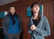 Stefan Gubser als Reto Flückiger befragt Sarah Spale als die Mutter des toten Mädchens. (Bild: SRF/Daniel Winkler)