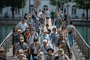 Auf dem Rathaussteg sind häufig auch Touristen unterwegs. (Bild: Dominik Wunderli (Luzern, 21. Juli 2017))