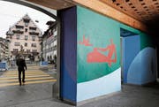 Hans Potthof (1911–2003) hat die offene Halle des Zollhauses am Kolinplatz zu einem in Farbe und Formen lebendigen Ort ausgestaltet. (Bild: Stefan Kaiser (Zug, 26. September 2017))