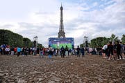 Die Begeisterung für die EM hält sich bei den Franzosen in Grenzen, hier beim Public Viewing vor dem Eiffelturm. (Bild: AFP)