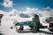 Keine Notoperation an einem verunglückten Bergsteiger, sondern ein Facelifting auf dem Längfluh-Gletscher. Der im Februar dieses Jahres verstorbene plastische Chirurg Urs Burki fürchtete gefährliche Keime in herkömmlichen Operationssälen und verlegte deshalb viele Operationen unter den freien Himmel. (Bild: PD)