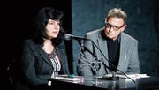 Evelina Jecker las aus ihrem Roman. Moderiert wurde der Anlass von Adrian Hürlimann. (Bild: Stefan Kaiser (Zug, 29. November 2016))