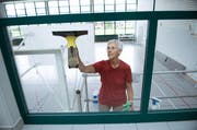 Annamarie Zieri putzt die Galerie in der Turnhalle. (Bild: Corinne Glanzmann / Neue NZ)